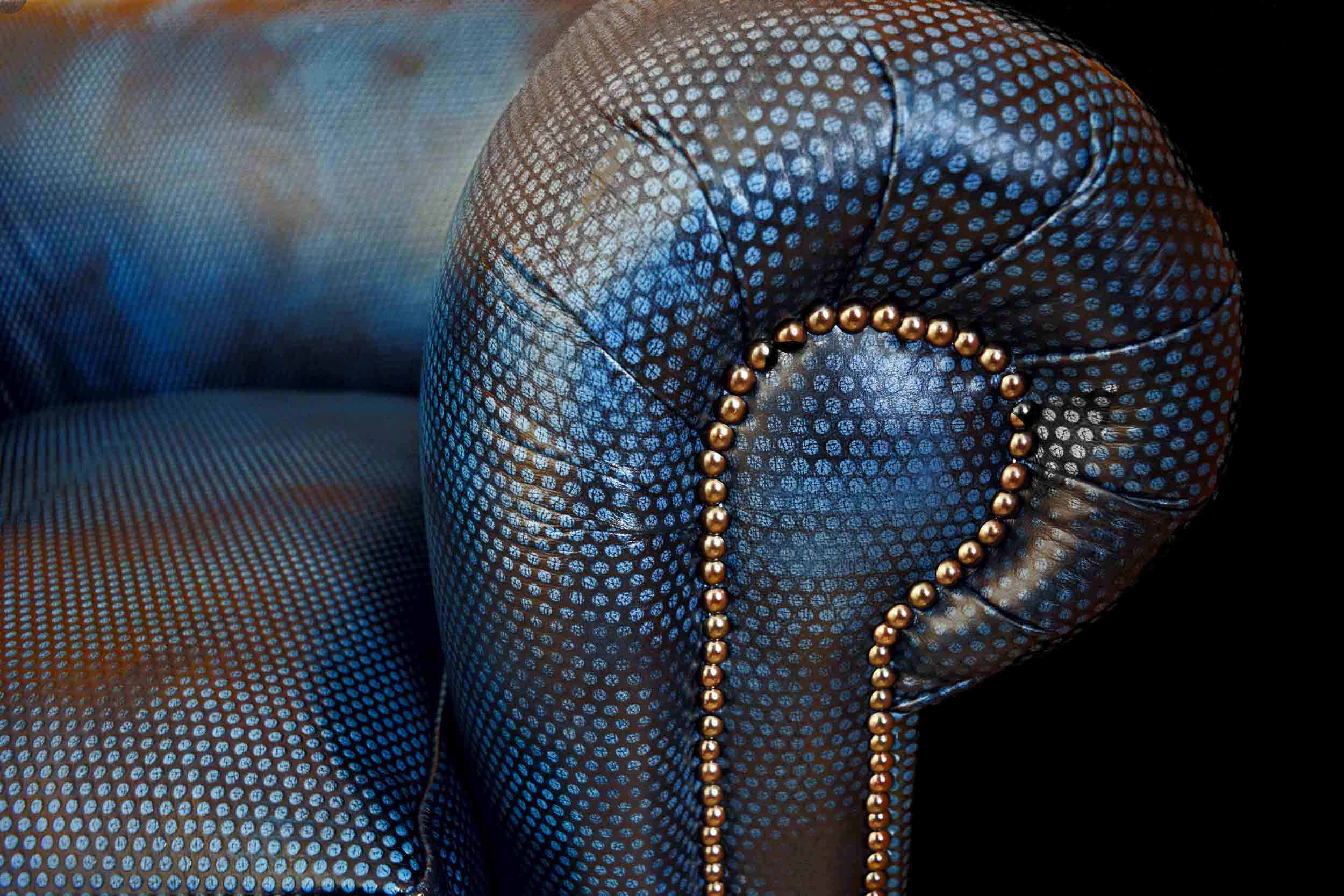 detail-chesterfield sofa-modern-leather-blue-design-pois